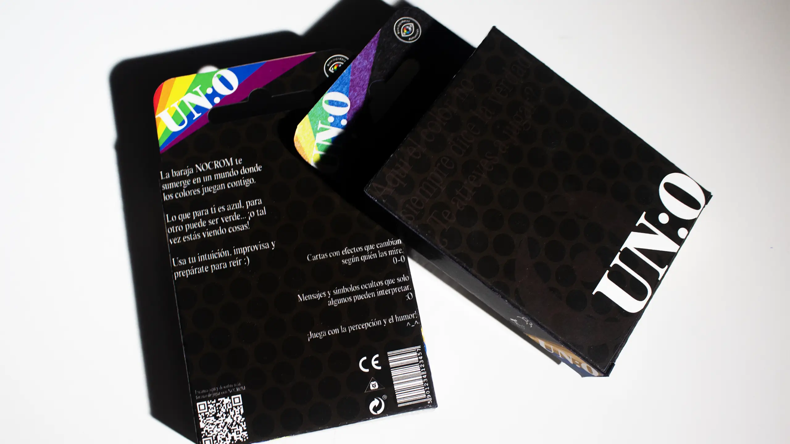 Packaging de la baraja de NOCROM, lado anverso y reverso